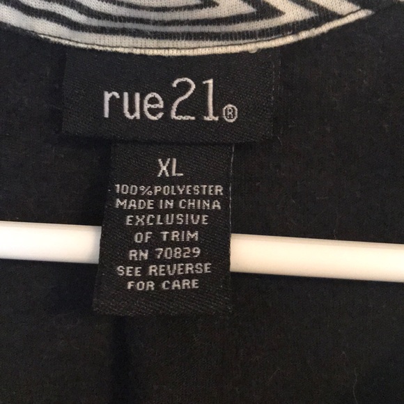 💥3/$15💥 Black and grey Rue21 top - Picture 3 of 3